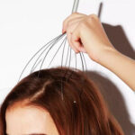 ⁦اداة تدليك فروة الراس اليدوية لتنشيط الدورة الدموية scalp massager brush⁩ - الصورة ⁦3⁩