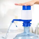 ⁦مضخة مياه يدوية صغيرة للمنزل والرحلات Drinking Manual Water Pump⁩ - الصورة ⁦2⁩